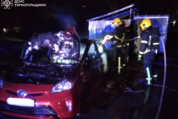 В Тернополе от свалки загорелся автомобиль Toyota