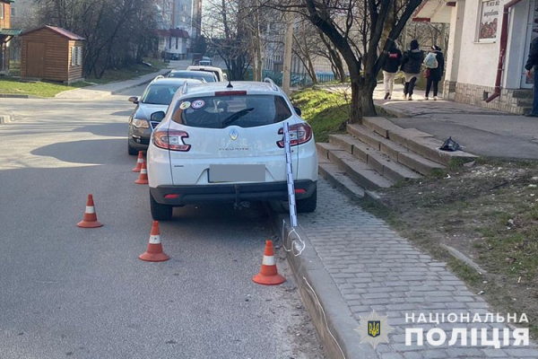 В Тернополе водитель на тротуаре сбила женщину с детьми