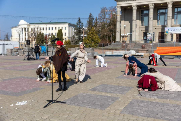 В Тернополе почтили память погибших во время бомбежки драмтеатра в Мариуполе