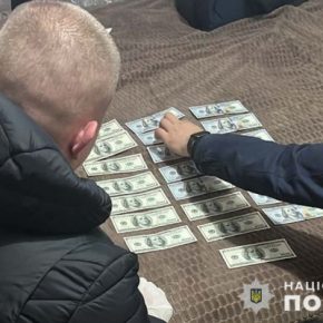 «Валютчики» из Киевщины массово продавали в Тернополе высококачественно поддельные доллары