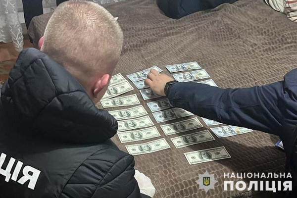 «Валютчики» из Киевщины массово продавали в Тернополе высококачественно поддельные доллары
