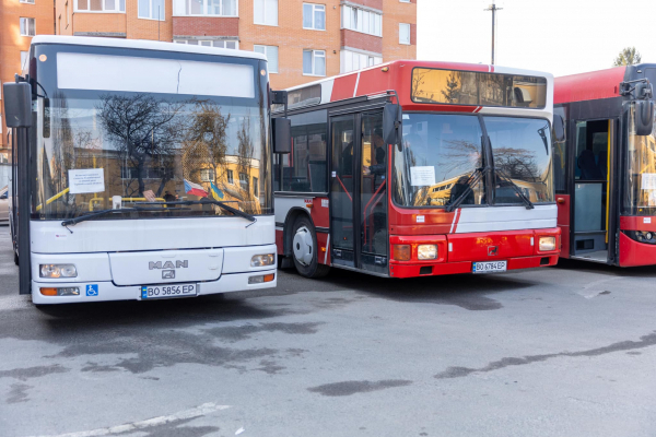 Восемь общин Тернопольщины получили школьные автобусы от правительства Чехии