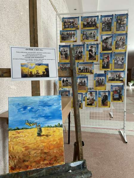 Выставку картин «Воины света», созданных защитниками во время реабилитации, открыли в ТНПУ