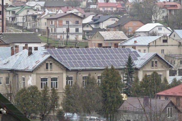 Сэкономили 75 тысяч гривен: на Тернопольщине установили солнечные панели на больнице
