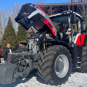 В силе группа представила Massey Ferguson 9s.425 у открытой двери в двух регионах Украины.