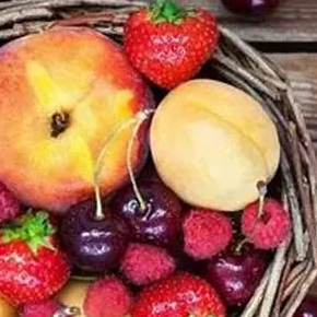 Первые ранние ягоды и фрукты в Украине: каковы цены для них?