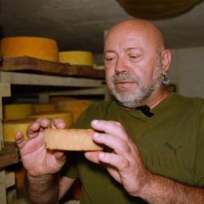 Ветеран вооруженных сил основал ремесленное сырное поле под Одессой