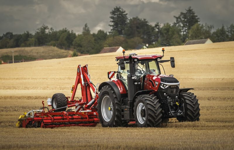 Case IH Optum 440 признан «Трактор среднекрупного класса» в номинации «Сельскохозяйственная машина года» /></p>
</p>
<p>8,7-литровые двигатели Cursor 9 приводят в движение новую трансмиссию 4×2 CVXDrive с максимальной скоростью 60 км/ч, что позволяет минимизировать время в пути. Тормозные системы также были модернизированы. Другие особенности включают новую независимую подвеску передней оси и опциональную полностью интегрированную центральную систему подкачки шин для быстрой адаптации к дорожным и полевым условиям. Интегрированная технология точного земледелия включает в себя возможность подключения (не требуется дополнительная подписка или плата за подключение), телематику, совместимость с ISOBUS и управление навесным оборудованием трактора (TIM). Case IH FieldOps™ упрощает управление машиной и сбор агрономических данных.</p>
<blockquote>
<p><em>Приятно видеть, что конструкция нового Optum 440 признана трактором среднего и крупного размера в категории «Сельскохозяйственная машина года» – </em>— говорит Франц Йозеф Зильбер, руководитель отдела глобального маркетинга средних тракторов Case IH. –<em> Эта модель создана в ответ на отзывы фермеров о том, что они хотят видеть в мощном, но легком, компактном и маневренном тракторе. Мы рады продемонстрировать его вживую на выставке Agritechnica, на стенде Case IH (B21 в зале 3) с 9 по 15 ноября».</em></p>
</blockquote>
<p>Case IH — это выбор профессионалов, основанный на более чем 180-летнем наследии и опыте в сельскохозяйственной отрасли. Мощный ассортимент тракторов, комбайнов и пресс-подборщиков поддерживается глобальной сетью высокопрофессиональных дилеров, которые обеспечивают нашим клиентам отличную поддержку и эффективное решения, необходимые им для продуктивности и эффективности в 21 веке. Дополнительную информацию о продуктах и услугах Case IH можно найти на сайте https://www.caseih.com</p>
<p>Case IH — торговая марка CNH Industrial N.V. (NYSE: CNH) — компании мирового класса, занимающейся оборудованием, технологиями и услугами. Дополнительную информацию о CNH можно найти на сайте www.cnh.com</p>
<p>.</p>
<!-- adman_adcode_after --><script async src=