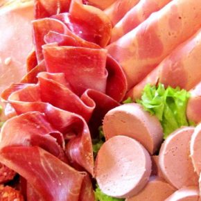 Эксперты рассказали, как отличить натуральную колбасу от подделки