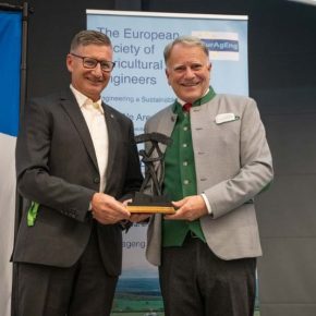 Клаус Петтингер получил «Награду за заслуги» за выдающиеся достижения в области сельскохозяйственного машиностроения