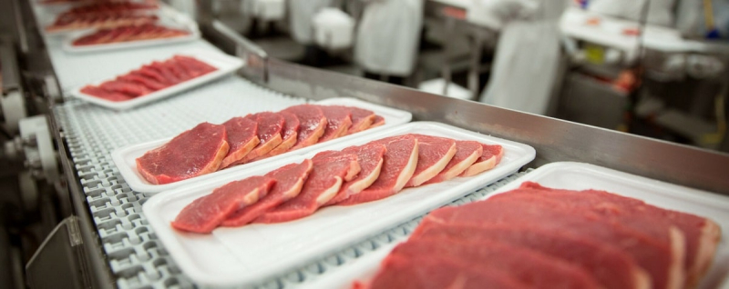 Мясной СКАНДАЛ на миллиарды! США начали расследование заговора это повлияет на ВСЕХ». /></p>
<p><strong>Президент США Дональд Трамп поручил Министерству юстиции начать расследование деятельности крупнейших мясоперерабатывающих предприятий страны на предмет возможного сговора по установлению цен.</strong></p>
<p>Как сообщает пресс-служба Белого дома, эти действия направлены против конгломератов, в которых доминируют иностранные компании, контролирующие поставки мяса в Америку. Их обвиняют в искусственном завышении цен за счет фермеров и владельцев ранчо.</p><!-- adman_adcode (middle, 1) --><script async src=