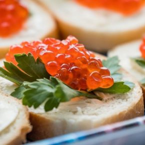 Стало известно, какая сейчас цена на красную икру и как не купить подделку
