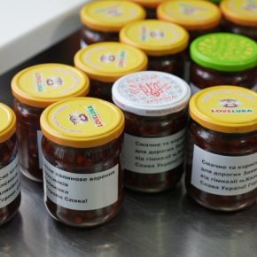 Учащиеся Калиновской гимназии готовят варенье из калины для украинских защитников