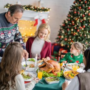 Салаты, фрукты и напитки: сколько будет стоить праздничный стол на Новый 2026 год