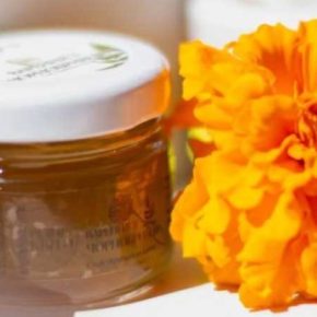 Украинская мастерица готовит очень полезное варенье из бархатцев.