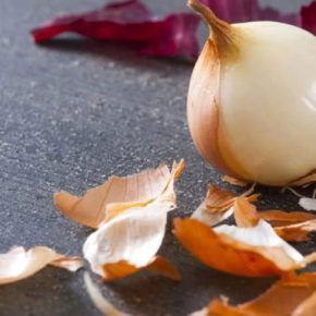 Почему луковую шелуху нельзя выбрасывать: семь полезных советов