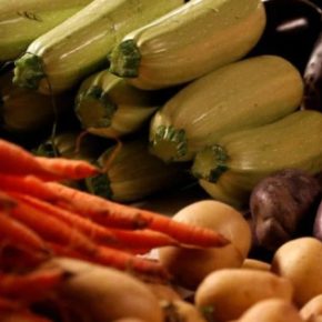 Колебания цен в супермаркетах: помидоры стремительно дорожают, а картофель бьет рекорды по дешевизне