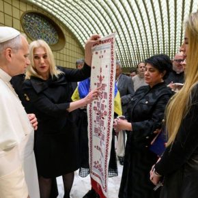 Папе Римскому в Ватикане подарили полотенце «Энеида», созданное при поддержке Фонда «МХП-Сообщество»