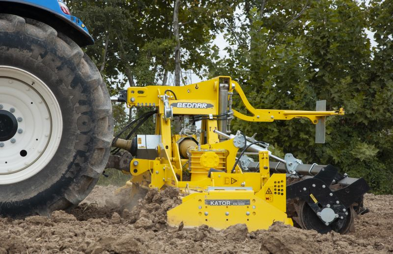 Украинский рынок получил первую ротационную</R> </p>
<p><strong><em>Украинский рынок почвообрабатывающей техники пополнился еще одной новинкой — одно из хозяйств Черниговщины приобрело первую ротационную фрезу BEDNAR KATOR KN 5000. BEDNAR впервые осуществляет поставки этой модели в Украину и одновременно расширение присутствия бренда в украинском сегменте. Данная борона BEDNAR довольно популярна на европейских рынках, в частности в Италии, и вот теперь будет представлена ​​и в Украине.</em></strong></p><!-- adman_adcode (middle, 1) --><script async src=