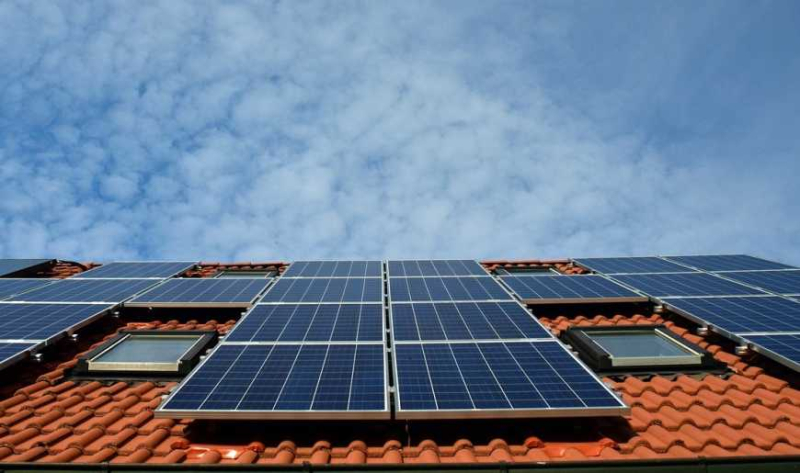 В Украине стало проще 

<p><em><strong>Теперь установка солнечных электростанций (СЭС) на домах в Украине будет проходить по упрощенной процедуре. Правительство официально приравняло монтаж панелей к обычным техническим работам, убрав требования по капитальному ремонту или реконструкции. Такое решение должно значительно ускорить развитие энергонезависимости как частных домовладений, так и бизнеса.</strong></em></p><!-- adman_adcode (middle, 1) --><script async src=