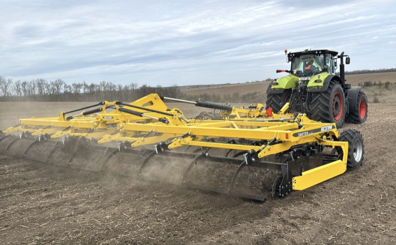 Практический опыт использования компактора в хозяйстве 

<p><strong><em>Современная технология предпосевной обработки почвы — это основа качественного сева и будущего урожая. Именно поэтому аграрии все более внимательно подходят к выбору техники. Собственным опытом работы с прицепным компактором BEDNAR SWIFTER SE 10000 делится Игорь Верещака, глава ФГ «Колос 2000» из Полтавщины.</em></strong></p>
<p>На землях нашего хозяйства мы преимущественно выращиваем культуры зерновой группы, для эффективного сева которых необходима качественная подготовка почвы. Мы хорошо осознаем, что предпосевная обработка является одним из ключевых технологических процессов, непосредственно влияющих на качество сева, а следовательно – создающих предпосылки для получения дружеской и равномерной лестницы.</p><!-- adman_adcode (middle, 1) --><script async src=