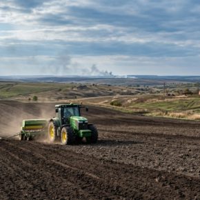 Сеять несмотря ни на что: как агробизнес 12 прифронтовых областей держит фронт