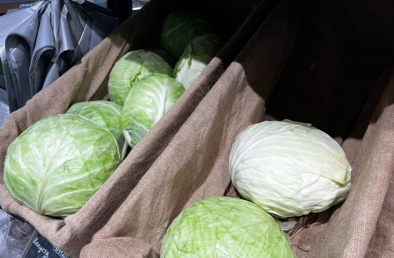 Цены на капусту в /></p>
<p><strong><em>Холодная весна отсрочила сезон на две недели. Но только капуста вышла на прилавки — ударила по импорту сразу. Для производителя эта ситуация не столь однозначна как кажется на первый взгляд.</em></strong></p>
<p>По состоянию на конец апреля местная белокочанная капуста отгружается фермерами по цене 30–38 грн/кг — в среднем на 39% дешевле, чем первые партии ранней капусты в аналогичный период прошлого года.  Аналитики EastFruit зафиксировали: сезон-2026 стартовал примерно на две недели позже, чем в прошлом году из-за нестабильной весенней погоды — длительное похолодание, ночные заморозки, недостаточное количество теплых дней. Особенно это почувствовали фермеры южных и центральных регионов.</p><!-- adman_adcode (middle, 1) --><script async src=