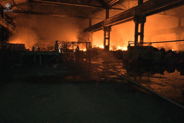  80 спасателей тушат масштабный пожар в Тернополе после ракетного обстрела