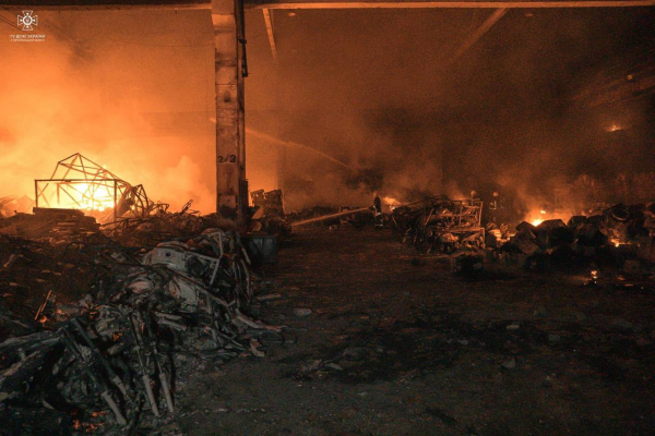 80 спасателей тушат масштабный пожар в Тернополе после ракетного обстрела