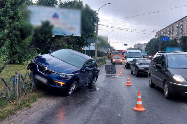 Авария на 15 Апреля: движение затруднено