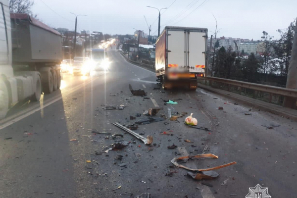 У Тернополя авария с пострадавшими: столкнулись грузовик и черный внедорожник