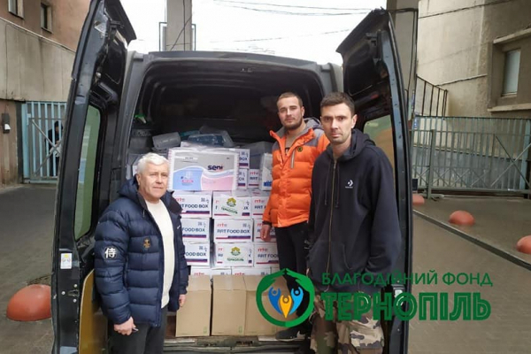 Благотворительные фонды «Тернополь» и «Волны перемен» передали продуктовые наборы пожилым людям в приюте
