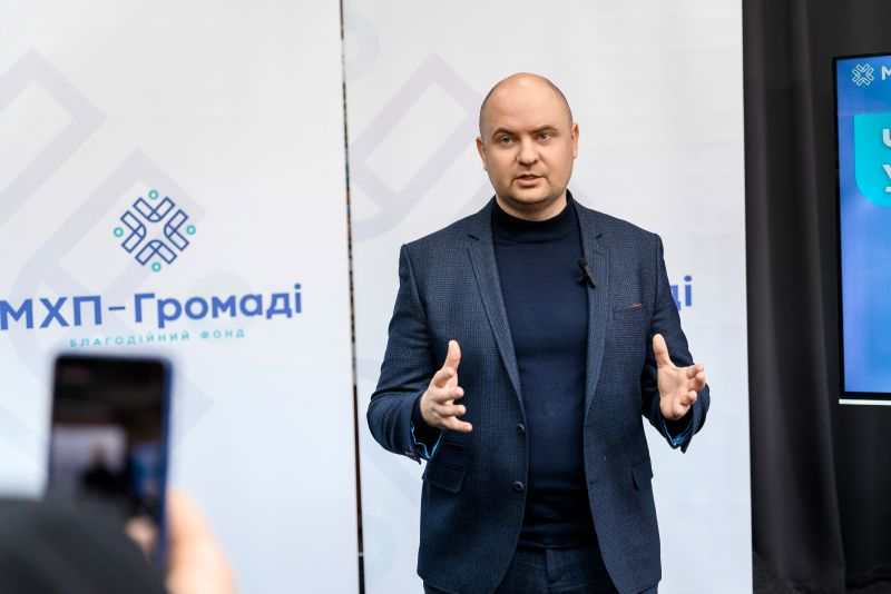 Благотворительный фонд &laquo;МХП-Громади&raquo;</span> style=»text-align: center;»>Владимир Панченко, руководитель отдела по внедрению национальных проектов Благотворительного фонда «МХП-Громади»</p>
<blockquote>
<p><em>В 2026 году мы сознательно усиливаем упор на энергетическую безопасность общин. Сегодня школы, больницы, социальные учреждения работают в сложных условиях – перебои с электроснабжением напрямую влияют на качество услуг для людей. Через конкурс общины могут привлечь финансирование для внедрения альтернативных источников энергии, повышения энергоэффективности зданий и резервных систем питания. Это инвестиция не только в экономию ресурсов, а в стабильность и непрерывность работы критически важной инфраструктуры», — отметил Владимир Панченко, руководитель отдела по внедрению национальных проектов Благотворительного фонда «МХП-Громади».</p>
</blockquote>
<p>Прием заявок продлится до 1 Победителей объявят в июне, после чего они приступят к реализации проектов.</p>
<p>О старте конкурса объявили во время презентации на базе МСК «Днепр», который в прошлом году победил в ЛОТе «Состоятельная община» и получил грант на 500 тыс. грн. Средства были направлены на реализацию проекта «Медицинский центр МСК «Днепр»», цель которого — реабилитация большего количества защитников и защитниц.</p>
<p style=