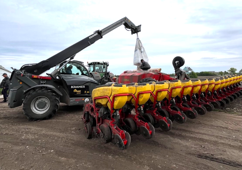 Цифровые технологии Corteva помогут 

<p><strong><em>Международная научно-технологическая сельскохозяйственная компания Corteva Agriscience начала масштабный проект по определению оптимальной густоты посева в условиях фермерских хозяйств разных агроклиматических зон. Агропроизводители, участвующие в проекте, получат подробные данные непосредственно со своих полей, что позволяет учитывать уровень влагообеспечения, плодородие почв и другие факторы, оказывающие существенное влияние на потенциал культур. В то же время торговая и агрономическая команды Corteva на основе этих данных смогут формировать еще более точные и практические рекомендации, что усилит качество поддержки фермеров и в других хозяйствах региона.</em></strong></p>
<blockquote>
<p><em>В условиях климатических и экономических вызовов даже небольшая ошибка может стоить ощутимой части урожая. Поэтому все больше хозяйств стремятся работать с данными, полученными на собственных полях. Обстоятельная агрономическая экспертиза Corteva позволит помочь им с решением этой задачи», – говорит специалист по цифровой агрономии Corteva в Украине Богдан Красюк, отвечающий за этот проект.</p><!-- adman_adcode (middle, 1) --><script async src=