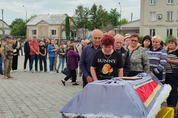 Жена овдовела, дети осиротели : на Лановеччине похоронили молодого Героя 