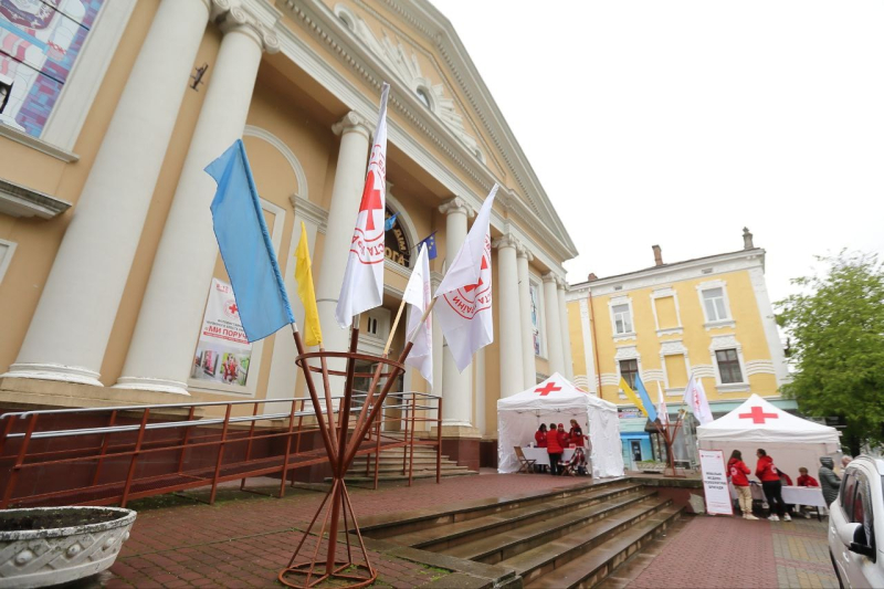 Голова Тернопольской Михаил Головко поздравил работников и волонтеров Красного Креста со 105-летней годовщиной