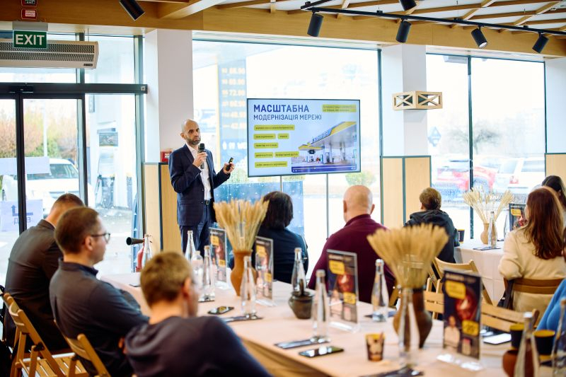 Готовые блюда на АЗК: UKRNAFTA /></p>
</p>
<blockquote>
<p><em>Для UKRNAFTA этот проект является частью системной трансформации сети и развития клиентского сервиса. Мы видим, что роль автозаправочной станции меняется: клиент ожидает не только качественного горючего, но и полноценного сервиса во время путешествия. Поэтому появление готовой пищи – это не расширение ассортимента, а логический этап развития формата АЗК. Партнерство с МХП и Евгением Клопотенко позволяет нам запускать эту категорию системно: на первом этапе – около 200 АЗК, с последующим масштабированием. Такой подход позволяет обеспечить стабильное качество продукта, учитывать обратную связь от клиентов и развивать категорию по всей стране», – говорит председатель правления АО “Укрнафта” Богдан Кукура.</p><!-- adman_adcode (middle, 1) --><script async src=