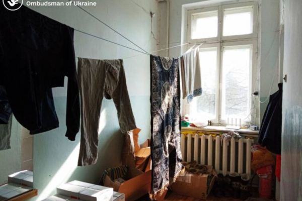 Грибок, плесень, антисанитария: общежития для переселенцев на Тернопольщине