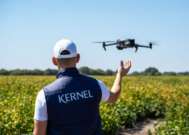 Кернел помогает NASA Harvest /></p>
<p><strong><em>Кернел официально стал частью космических технологий. Компания поставляет NASA Harvest данные, на основе которых они совершенствуют свои аналитические модели. Об этом сообщает пресс-служба компании. Эта информация необходима для повышения эффективности аудита устойчивости агропроизводства, которая становится неотъемлемой частью культуры выращивания и ведения бизнеса. Работа реализуется в рамках совместного проекта ЕБРР и Продовольственной и сельскохозяйственной организации ООН (FAO).</p><!-- adman_adcode (middle, 1) --><script async src=