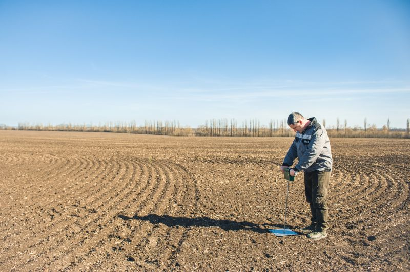 Кернел перешел к финальному этапу углеродного проекта<str>Кернел начал международный аудит своих экологических инициатив по уменьшению выбросов углерода по строжайшему мировому стандарту Verra. Партнеры этого процесса — Sentinel Earth, а данные, собранные в рамках проекта, используются для поддержки инициатив ЕБРР, Продовольственной и сельскохозяйственной организации ООН (FAO), а также NASA Harvest.</em></strong></p>
<p>Кернел не просто выращивает зерно, но и внедряет практики, позволяющие почву. Пилотный проект происходит на 15 тыс. га Черниговщины. Он предусматривает внедрение специальных агротехнологий, уменьшающих выбросы парниковых газов и повышающих способность грунтов накапливать углерод, дифференцированное внесение удобрений, использование биопрепаратов и сидератов (удобрений).</p><!-- adman_adcode (middle, 1) --><script async src=