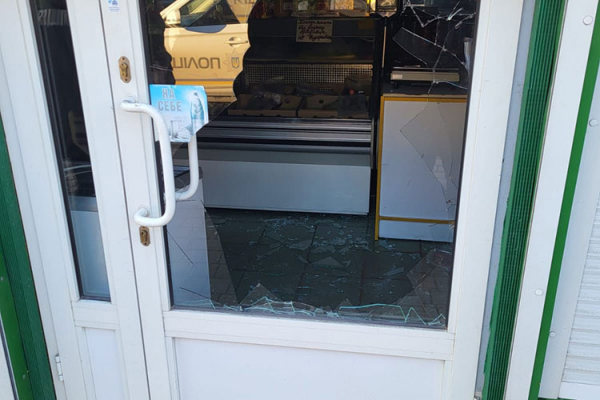 Кража на «Восточном»: 19-летний 25-летний воры ночью разбили окно и обворовали торговое заведение