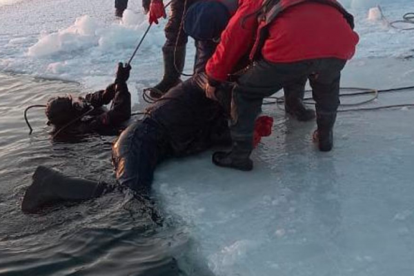 Льд провалился и упал под воду: в Тернополе спасали мужчину