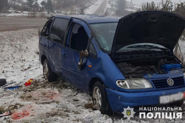 Кровь на снегу: возле Трибуховцев автомобиль слетел с заснеженной дороги и опрокинулся.