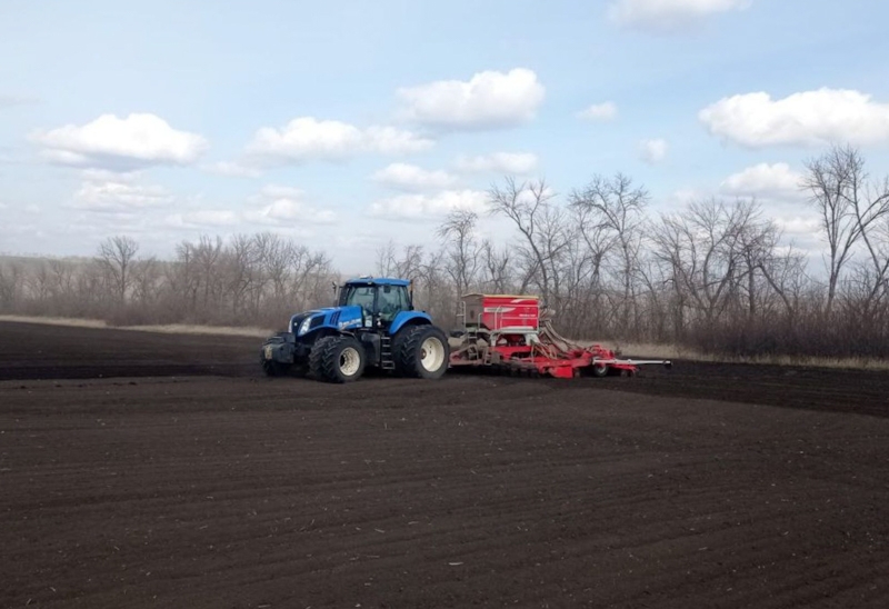 KSG Agro завершил посев ярового ячменя> </p>
<p><strong><em>KSG Agro в рамках весенней посевной кампании-2026 завершил посев ярового ячменя на площади почти 700 га и начал сев подсолнечника на 5,9 тыс. га.</em></strong></p>
<p>Об этом сообщает Агробизнес. </p><!-- adman_adcode (middle, 1) --><script async src=