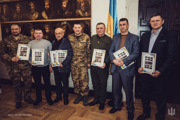 Марки с автографами Залужного, Буданова, Шмыгаля стали лотами на благотворительном аукционе в Збараже