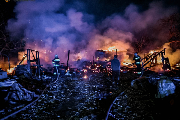 Масштабный пожар в Острове: сгорело огромное здание