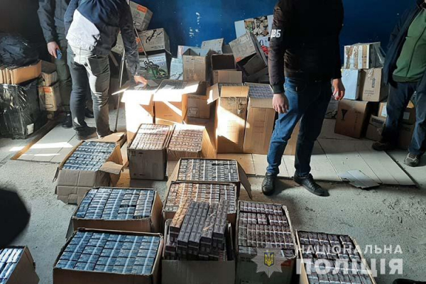 У него был киоск на рынке в Тернополе: правоохранители разоблачили крупную партию поддельных сигарет
