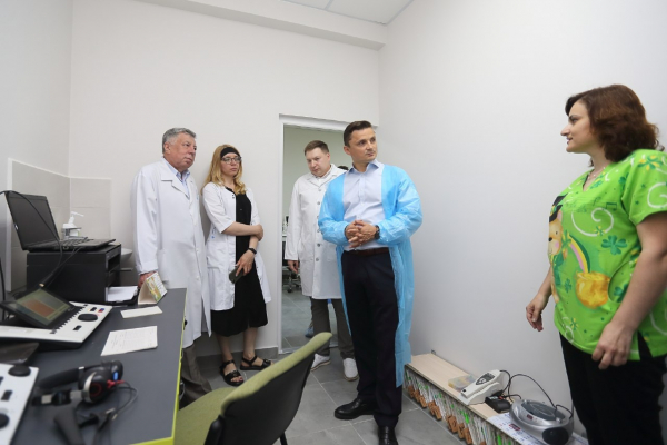 Михайло Головко маленьким пациентам тернопольской больницы медпрепараты и оборудование