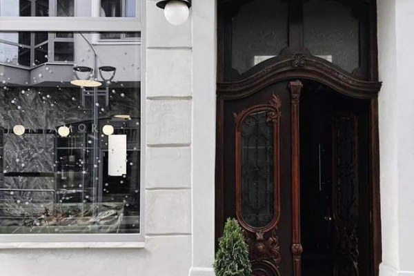 «Минус еще одна старая дверь?»: В Тернополе «осовременили» памятник архитектуры