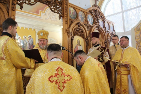 Митрополит Василий Семенюк наградил священник , которые служат за границей